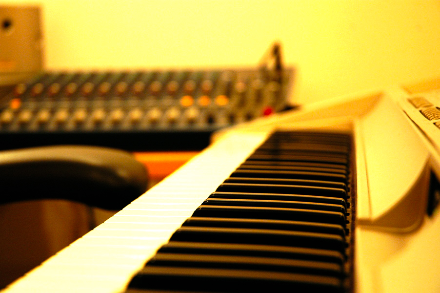 東京のボイストレーニングスクールM&N Bit Of Soundのレッスン室のキーボード